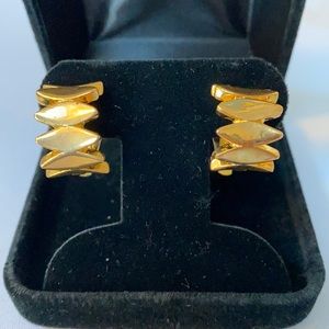 Vintage Goldtone small clip earrings unique design